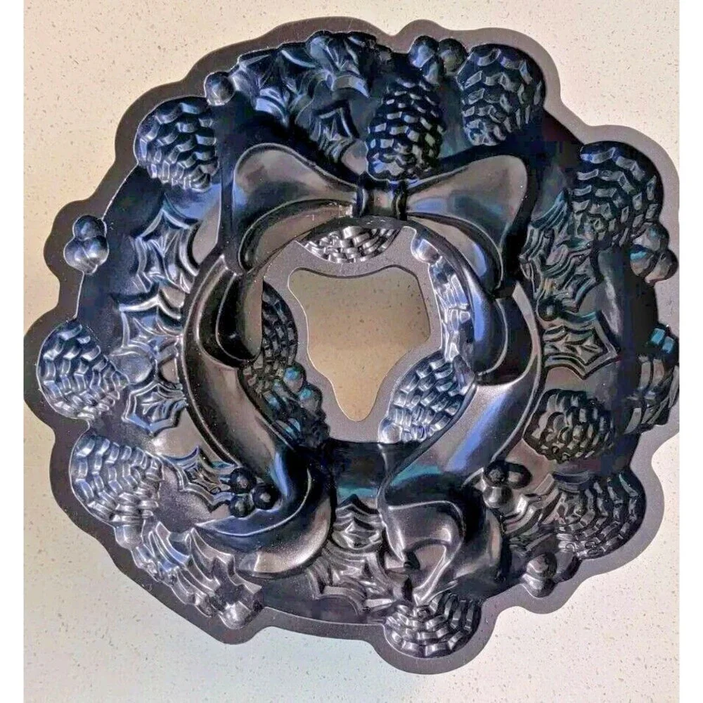 Nordic Ware Bundt Cake Pan Holiday Wreath 12” Non Stick Made In USA